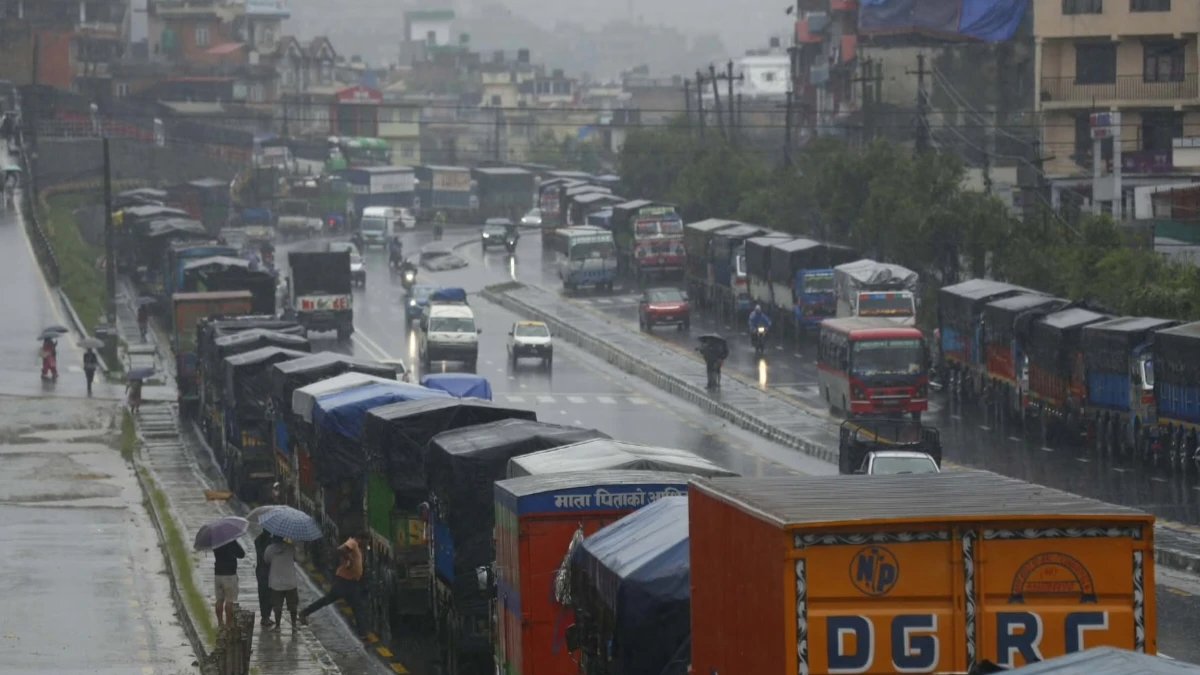 अविरल वर्षाले देशभरका सडक अस्तव्यस्त, मुख्य राजमार्गदेखि ग्रामीण सडकसम्म अवरुद्ध