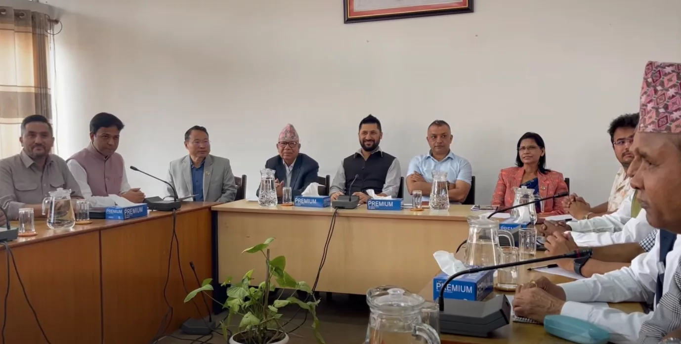 सर्वदलीय बैठक सुरु,के छ छलफलको एजेन्डा ?  काठमाडौँ– सिंहदरबारमा सर्वदलीय बैठक सुरु भएको छ । बैठक राष्ट्रिय स्वतन्त्र पार्टी (रास्वपा) का सभापति रवि लामिछानेले बोलाएका हुन्। रास्वपा संसदीय दलको कार्यालय सिंहदरबारमा बुधबार बिहान साढे ११ बजेपछि सुरु बैठकले भोटेकोशी बाढीपछिको पुनर्निर्माण तथा पुनर्स्थापनाका लागि उच्चस्तरीय राजनीतिक संयन्त्र बनाउने सम्बन्धमा निर्णय गर्ने बताइएको छ।  भदौ १० गते भोटेकोशी–त्रिशूलीमा आएको विनाशकारी बाढीले रसुवा, नुवाकोट, धादिङ लगायत जिल्लाका नदी तटीय क्षेत्रमा ठुलो जनधनको क्षति भएको थियो। भदौ ११ गते बसेको सर्वदलीय बैठकमा बाढी प्रभावित क्षेत्रमा खोजी, उद्धार, राहत वितरण तथा व्यवस्थापनको विषयमा १० बुँदे सङ्कल्प गरेको थियो।   भदौ १५ गते बसेको दोस्रो तहका सर्वदलीय बैठकले १० बुँदे सङ्कल्पलाई कार्यान्वयन गर्ने निर्णय गरेको थियो।  आजको बैठकमा रास्वपाका सभापति रवि लामिछाने, महामन्त्री विपिन आचार्य, सहमहामन्त्री पुरुषोत्तम यादव, प्रमुख प्रतिपक्ष दल नेपाली कांग्रेसबाट सभापति गगन थापा, नेकपा एमालेकी सचिव पद्मा अर्याल, नेपाली कम्युनिस्ट पार्टीबाट सहसंयोजक एवं पूर्वप्रधानमन्त्री माधव कुमार नेपाल, नेता वर्षमान पुन, राप्रपाबाट नेता ज्ञानबहादुर शाही, जनमत पार्टीबाट अध्यक्ष डा. सिके राउत लगायत नेताहरू सहभागी छन्।
