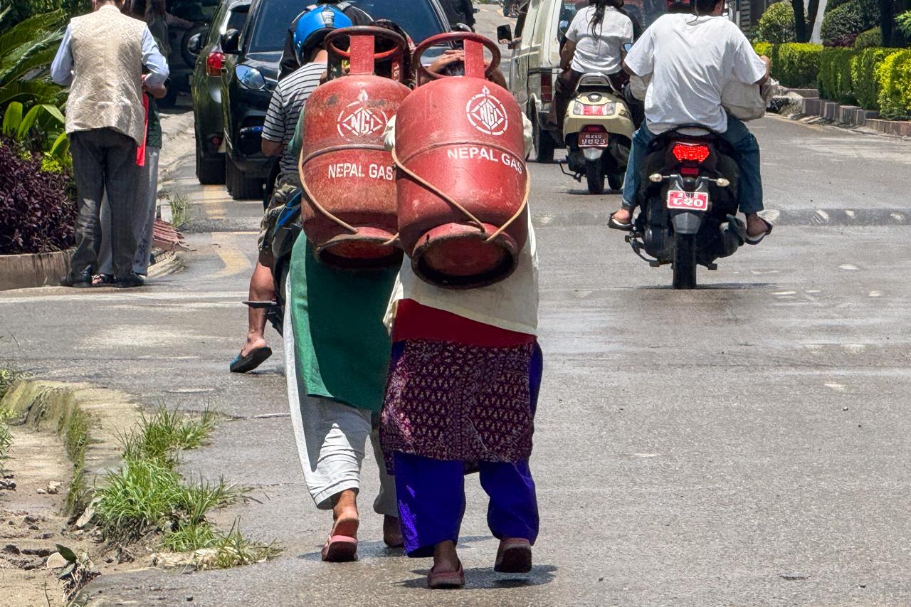 दसैंमा ग्यासको ‘ब्रान्ड बार’ हट्दै, काठमाडौंमा जुनसुकै सिलिन्डर दिए पनि ग्यास पाइने