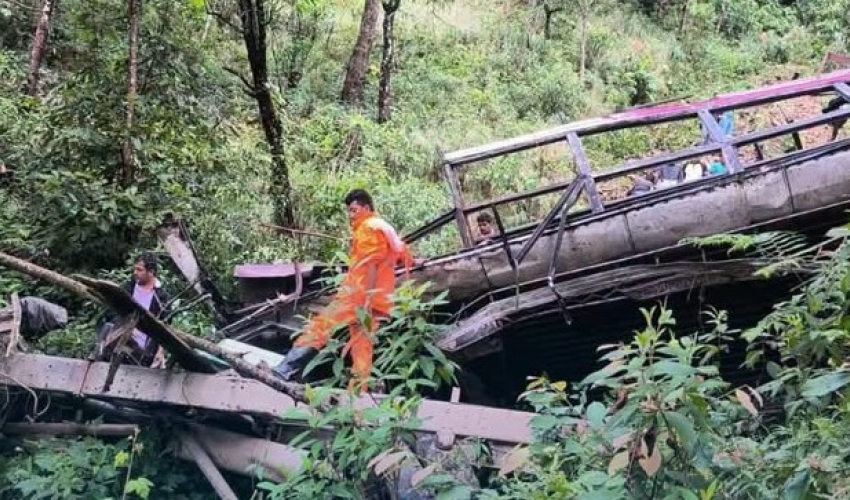 पोखरामा स्कुल बस दुर्घटना हुँदा पाँच जनाको मृत्यु, १४ जना घाइते
