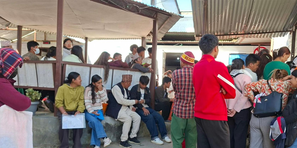 दसैँपछि प्रशासनमा सेवाग्राहीको भीड, एकैदिन ८१ जनाले लिए नागरिकता