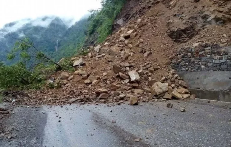 बाढी–पहिरोले राजमार्गमा सास्ती, कतै पूर्ण अवरोध त कतै एकतर्फी आवागमन