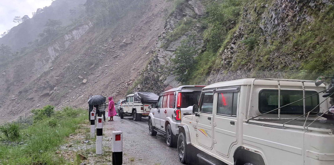 पाँच जिल्लाका राजमार्गमा बाढीपहिरोको असर, कहाँ खुल्यो र कहाँ बन्द छ सडक?